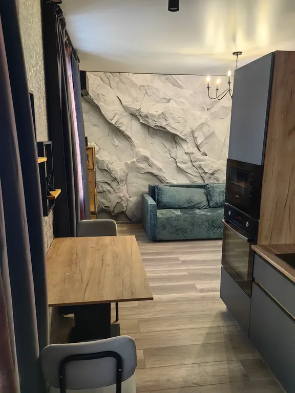 Красивая стильная и очень теплая студия в центре микрорайона выя