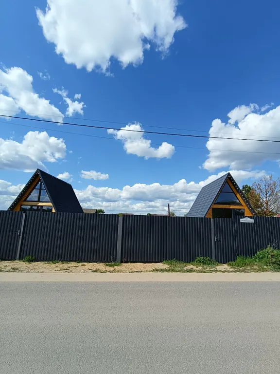 Уютный А-фрейм с чаном у озера