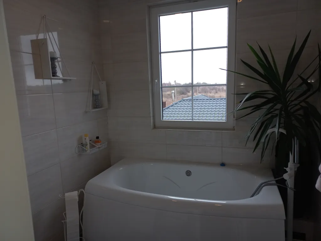 Дом с видом на море и отдельно стоящей баней.