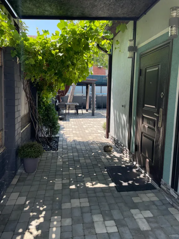 Дом в центре с бассейном и своя территория без посторонних