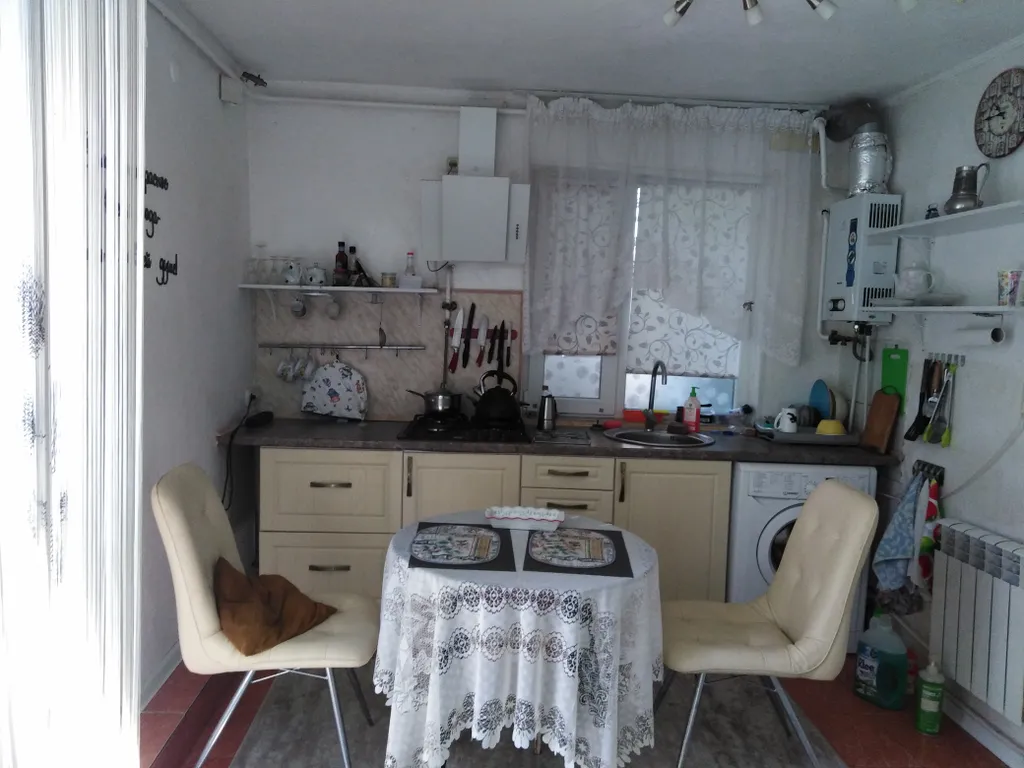 Первый этаж дома с отдельным входом и небольшим двориком