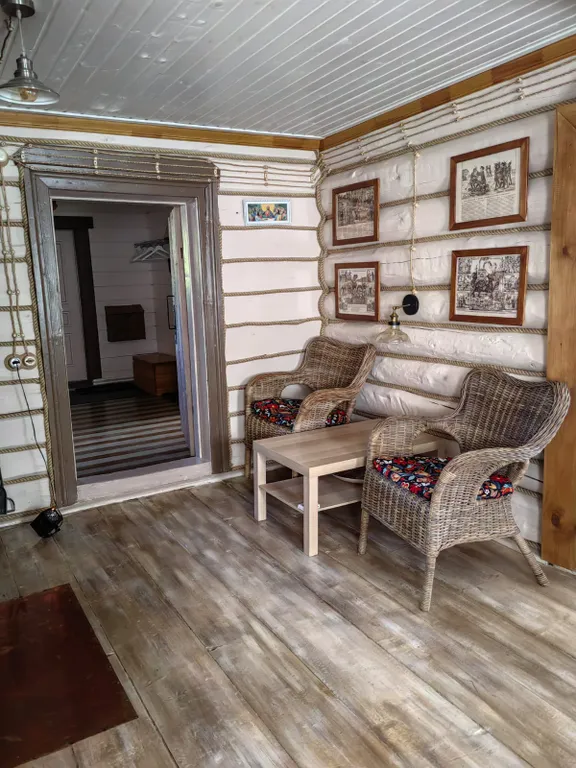 Красивый дом с камином на берегу живописной реки