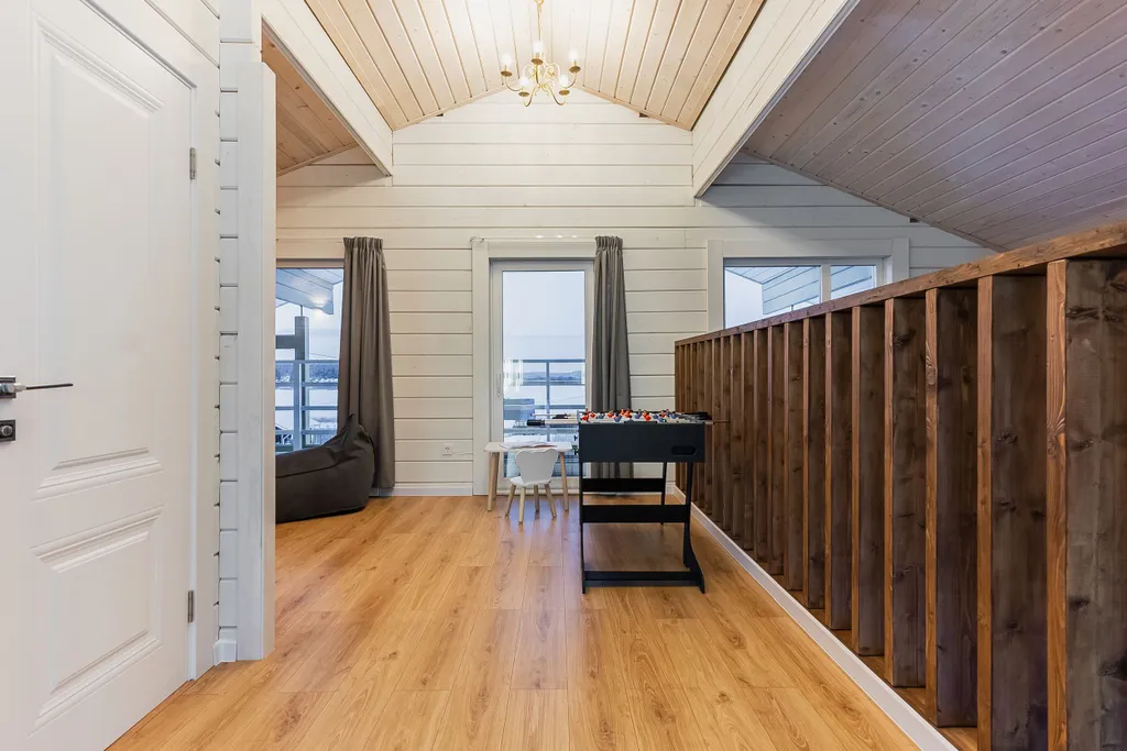 Новый дом с видом на озеро, сауной, гриль-домом и детской площадкой