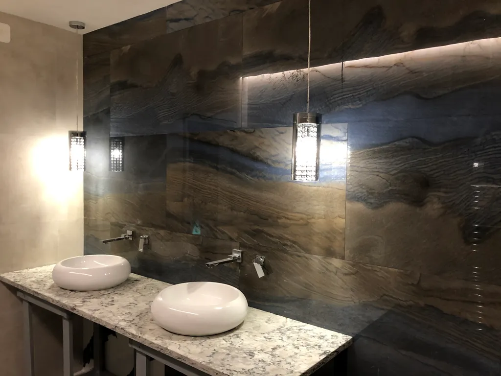 Современный стильный дом у моря