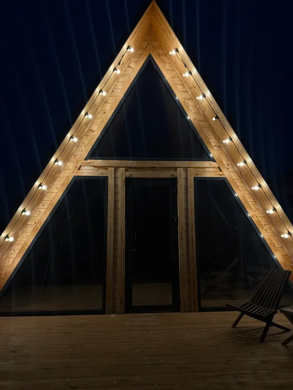 Треугольный дом на берегу реки