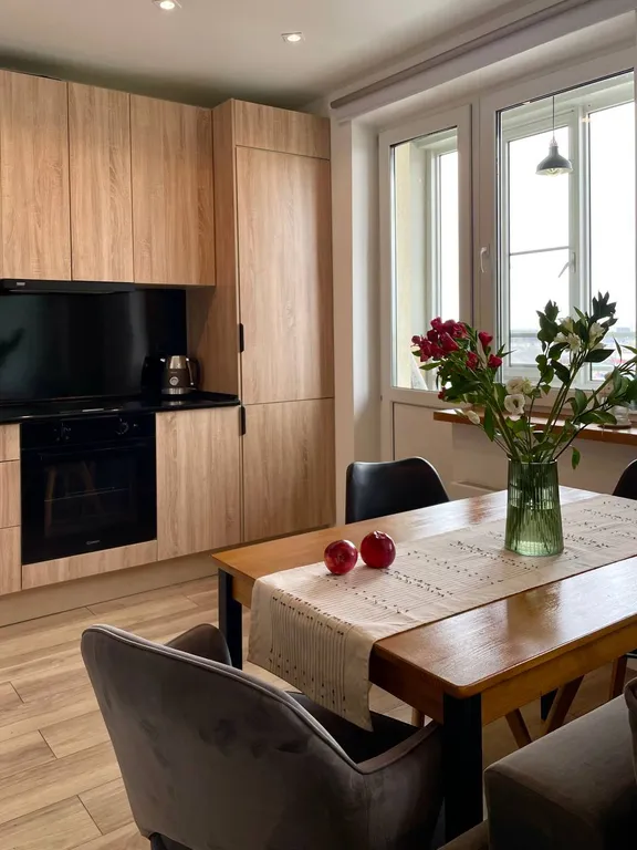 Стильная студия с красивым видом из окна