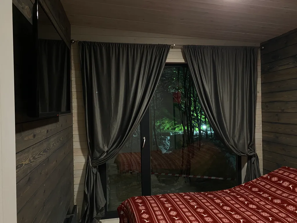 Дом с камином на берегу ручья