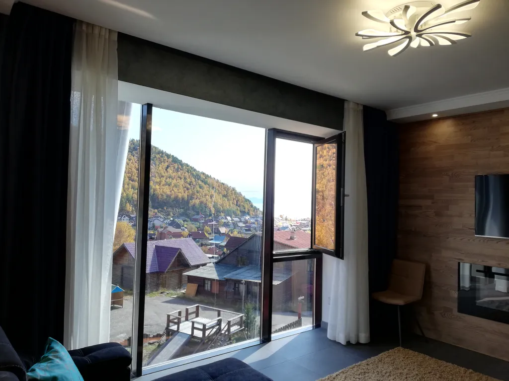 Люкс с панорамным окном и электрокамином