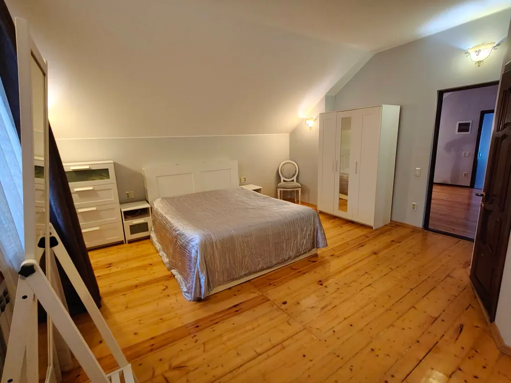 Частный дом с беседкой