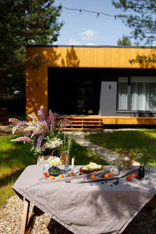 Дом с сауной и горячим чаном на участке с соснами