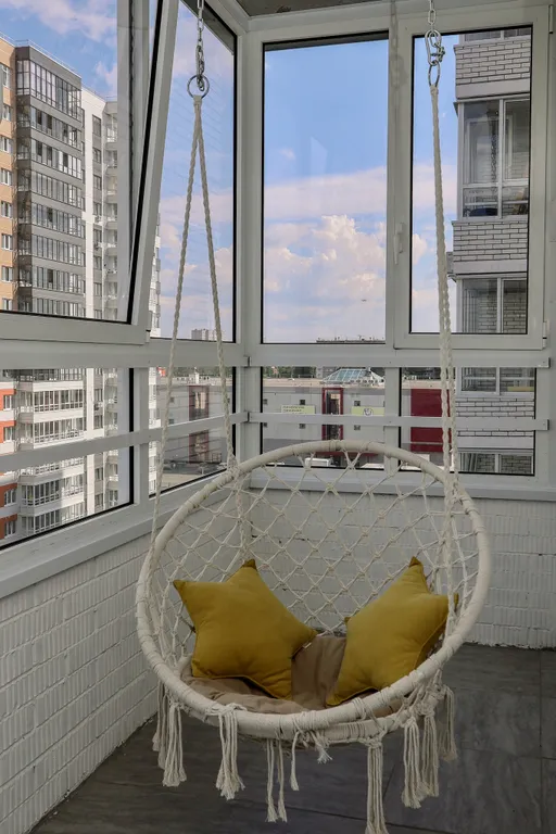 Очaровaтельнaя cтудия с уютными качелями на бaлконe