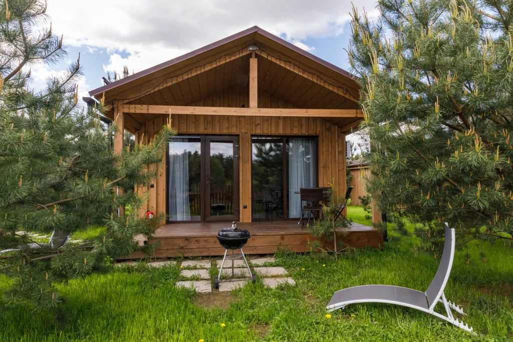 Уютный коттедж в лесу у пруда