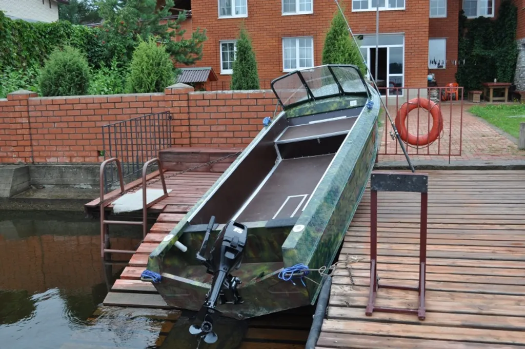 Дом-коттедж на берегу реки