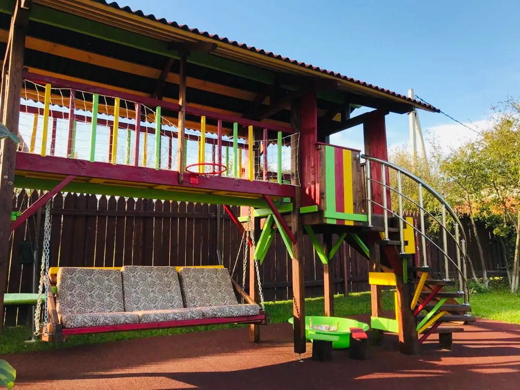 Дом из бревна Терем с сауной в черте города