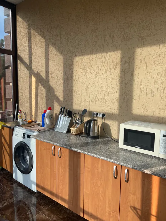 Четырёхместный номер  люкс с балконом с видом на город и горы