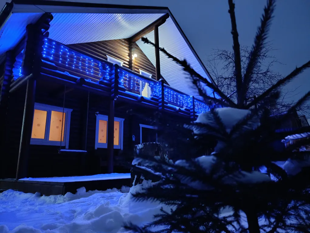 Коттедж Уютный бревенчатый дом Life veranda на берегу пруда с баней на дровах — аренда посуточно в Домодедово