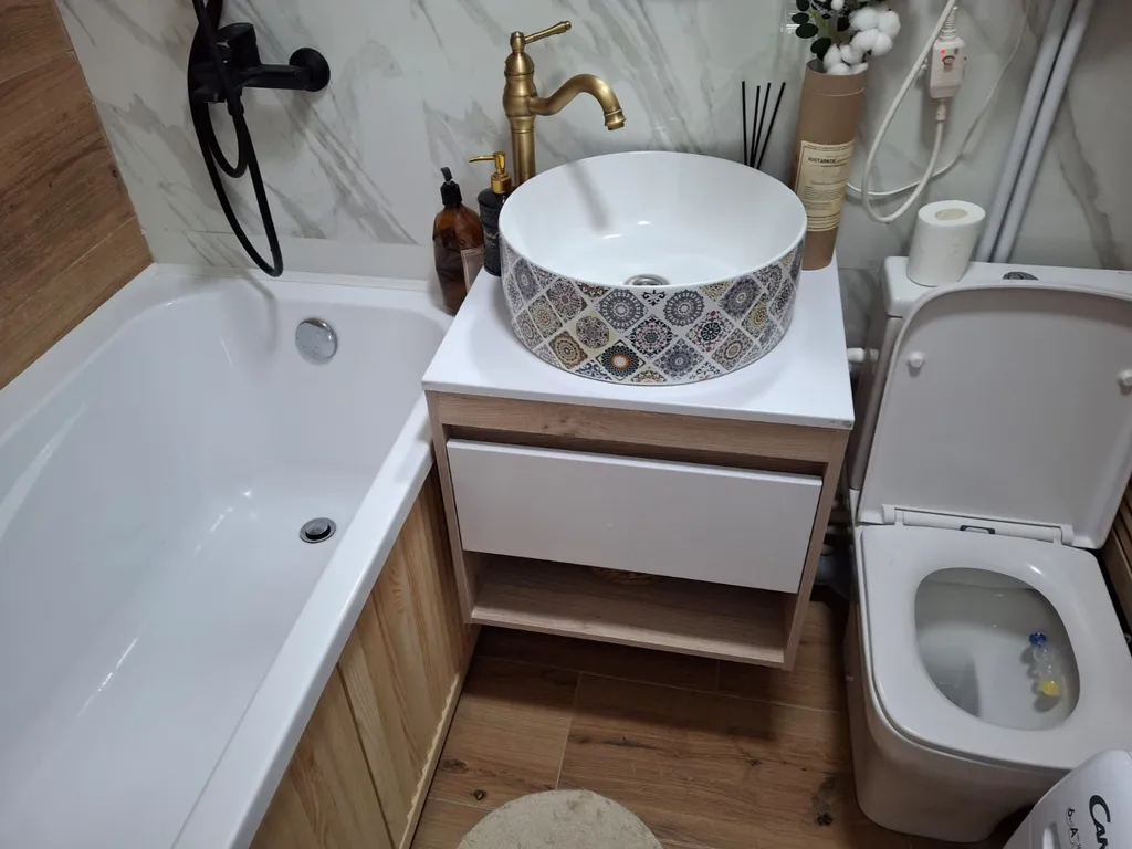 Квартира с подвесными креслами из ротанга на панорамной лоджии