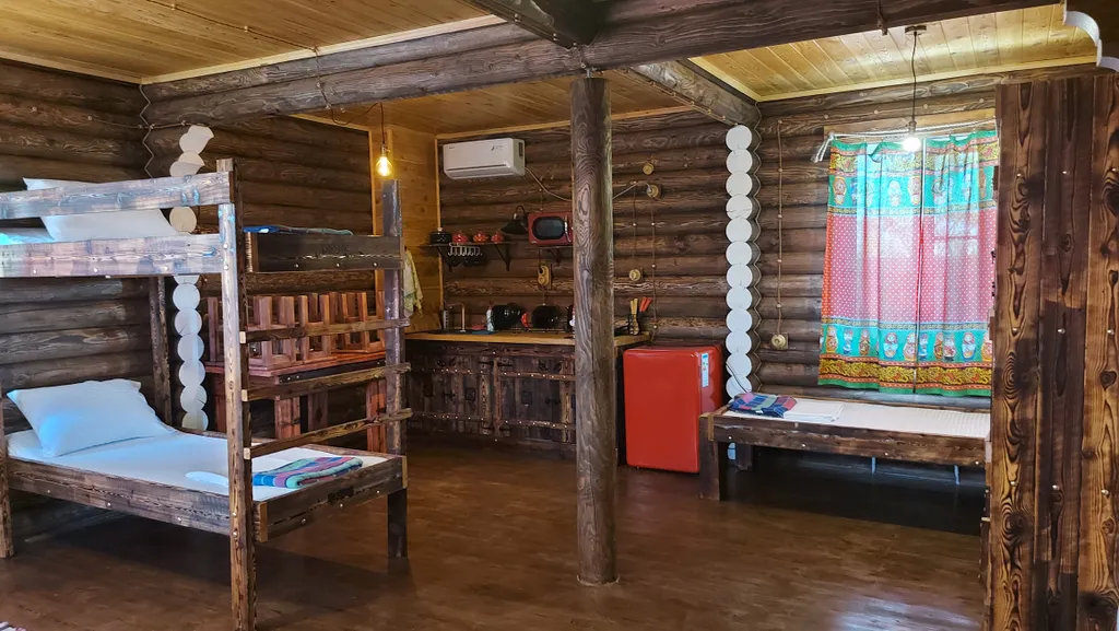 Сруб большой возле большого бассейна