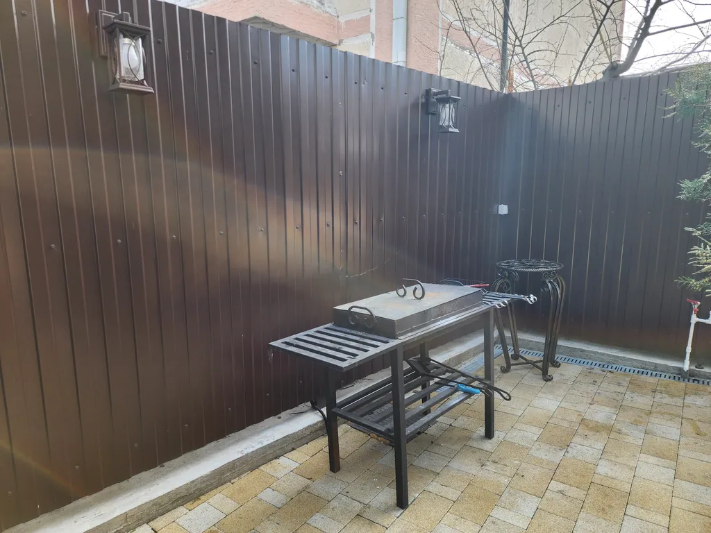 Дом с двором