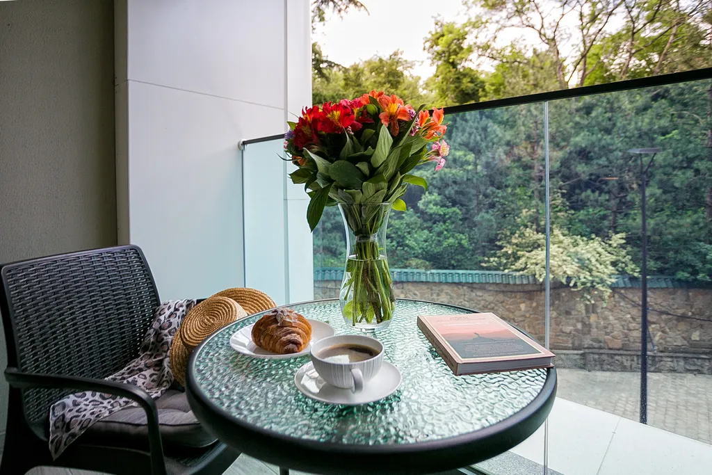 Гранатовый. На большую семью, вид на лес