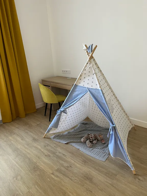 Просторный дом с камином в сосновом лесу