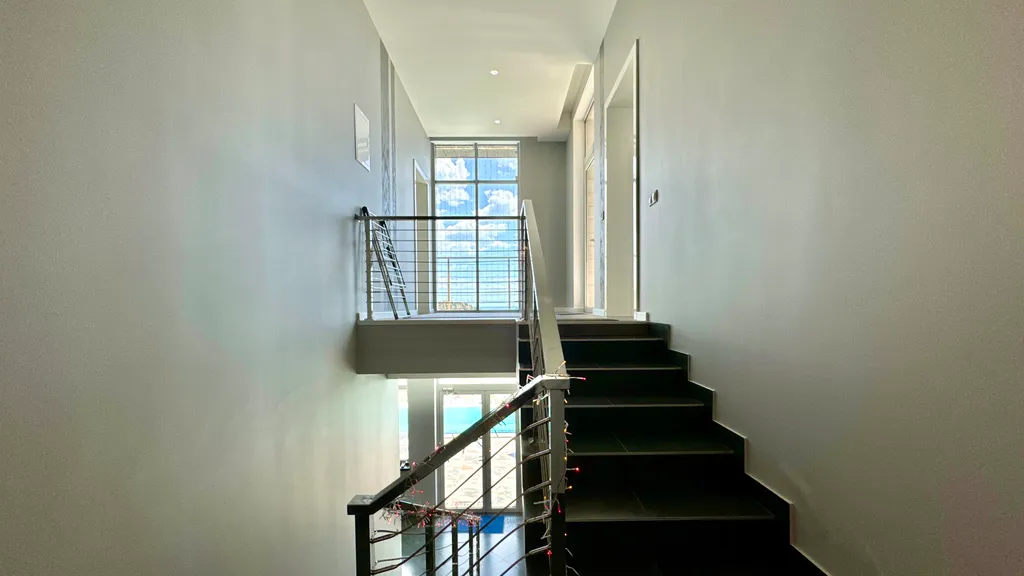 Дом с видом на горы и море