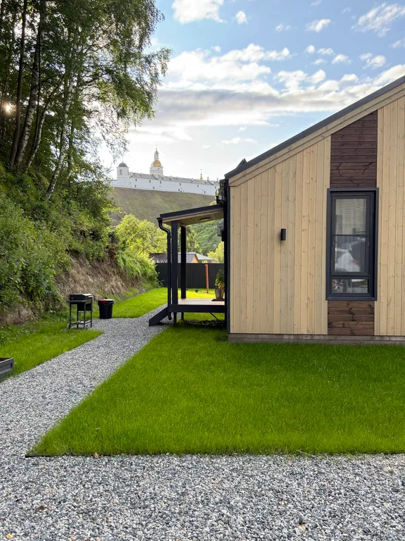 Дом Никольский с видом на главную достопримечательность