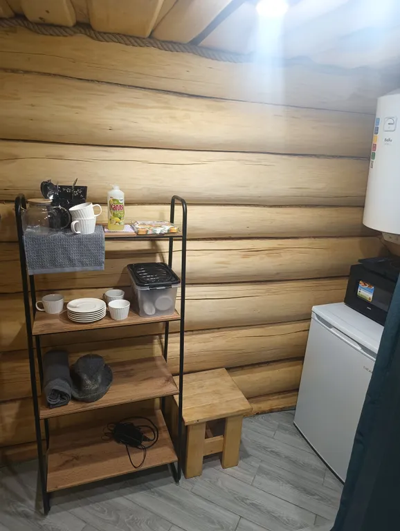 А-фрейм в лесу с баней из бревна липы и горячий чан