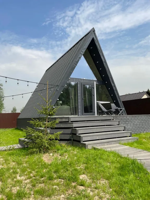 Домик в шалаше в деревне