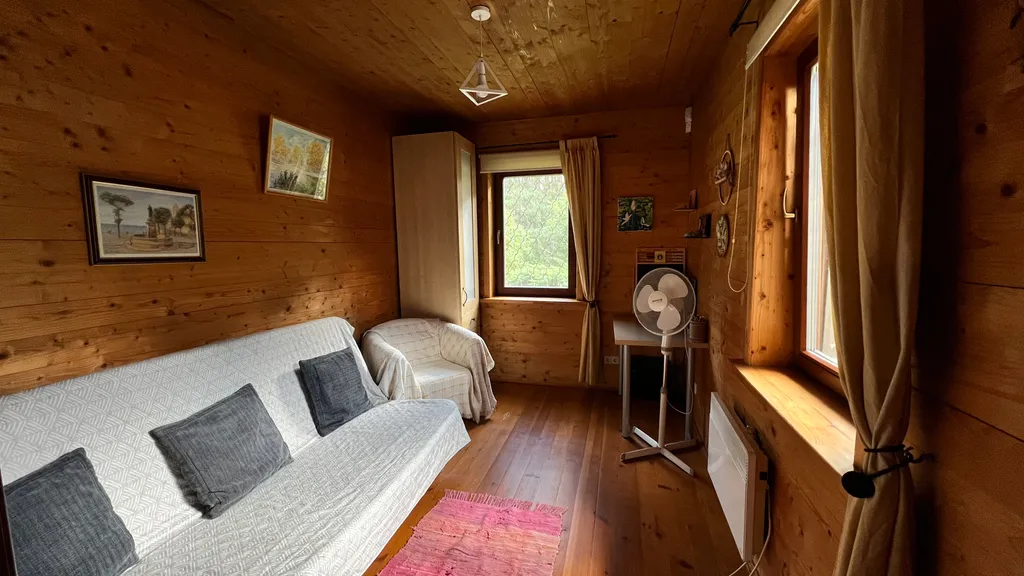 Уединённый хутор в лесу у реки с баней и камином