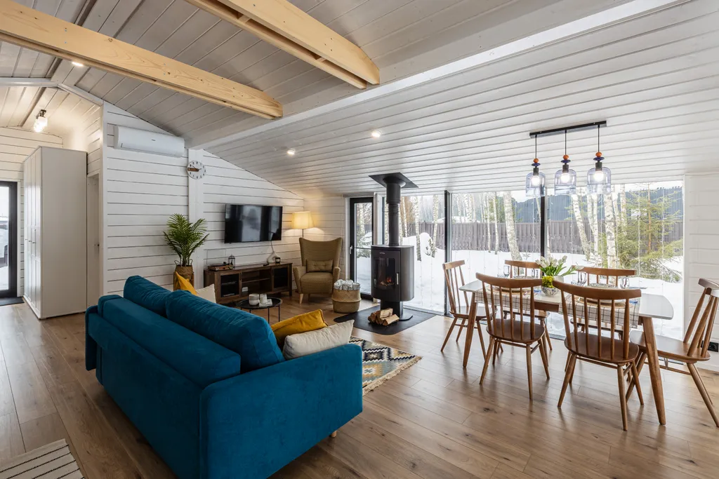 Новый панорамный дом с лесом на участке