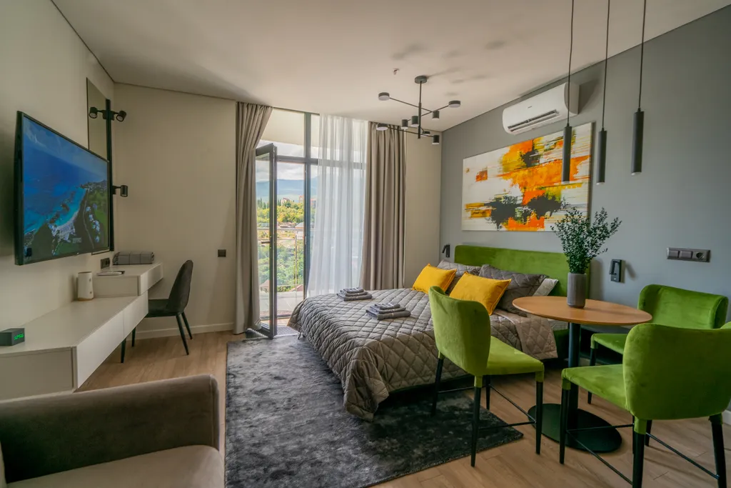 Дизайнерская студия LS-GREEN с боковым видом на море с 13 этажа