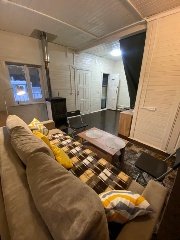 Уютный дом у леса и озера