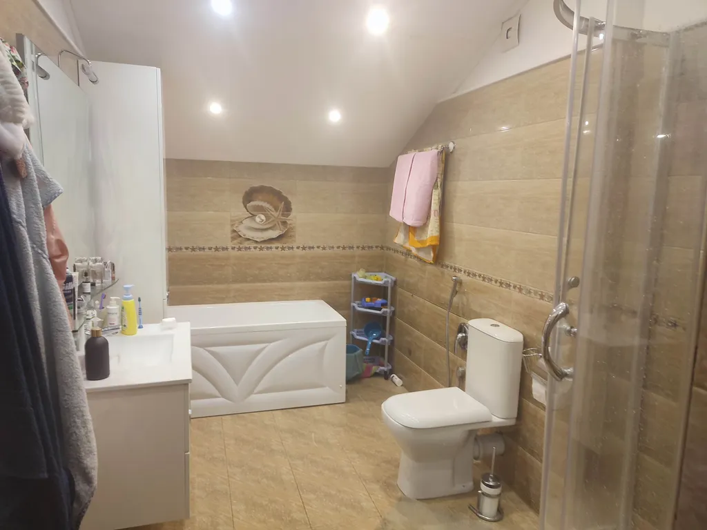 Деревянный 2-этажный коттедж у леса