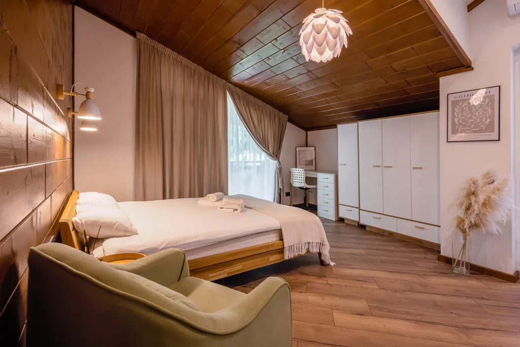 Дом у сквера в центре Поляны