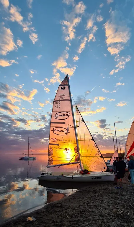 Уютный деревянный дом рядом с живописным озером