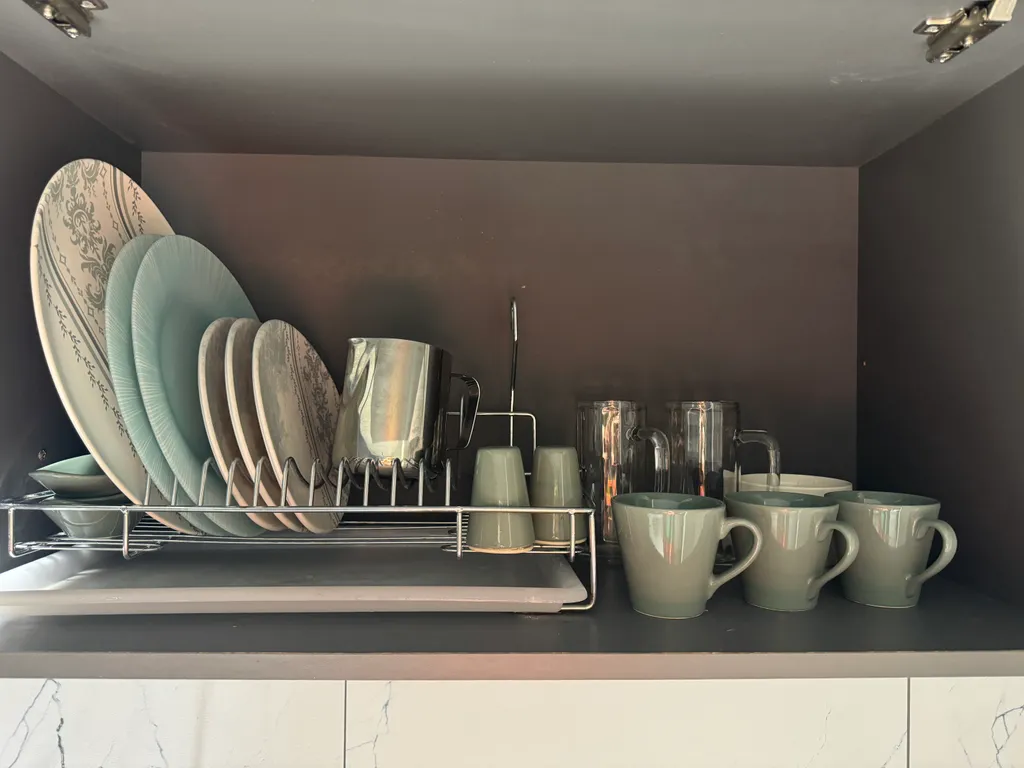 Новая квартира в центре города с елкой и сервировкой