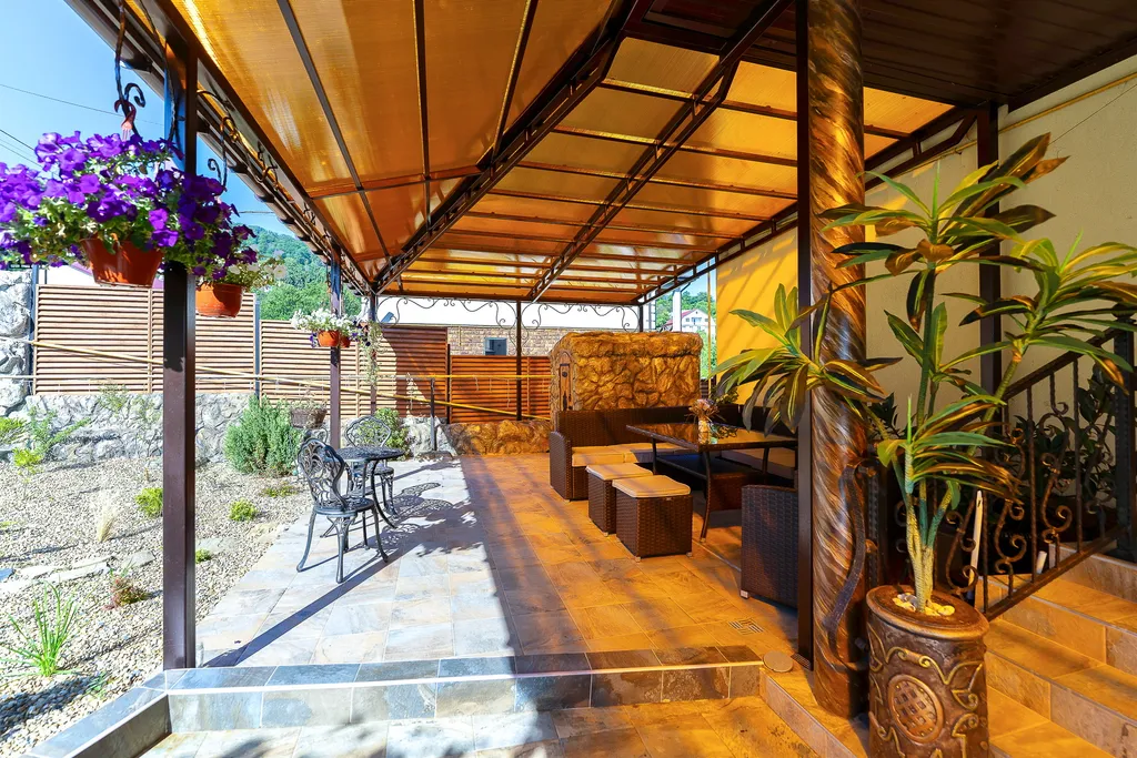 Дом с бассейном