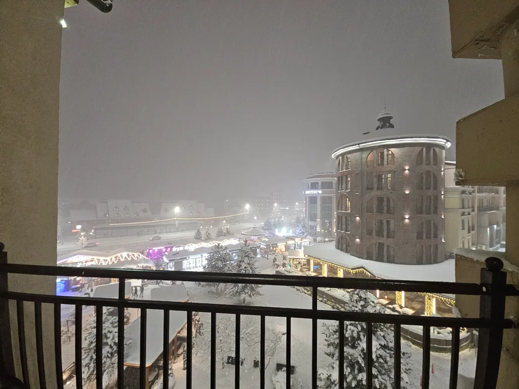 Апартаменты комфорт+ 2 спальни, 3 балкона, виды на город, реку и горы