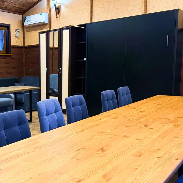 Просторная студия с настоящим камином и печкой