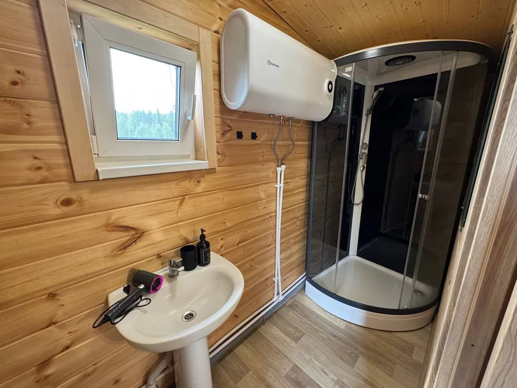 Домик в живописном месте у воды