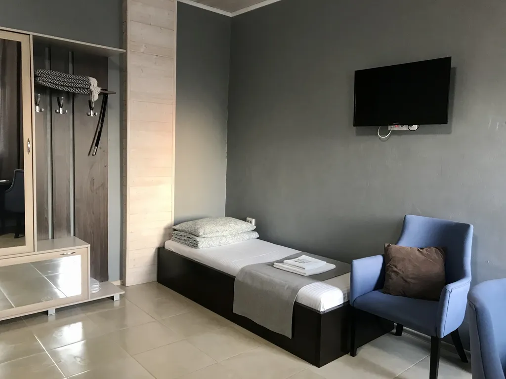 Трехместный номер, с двуспальной кроватью и односпальной, вид во двор