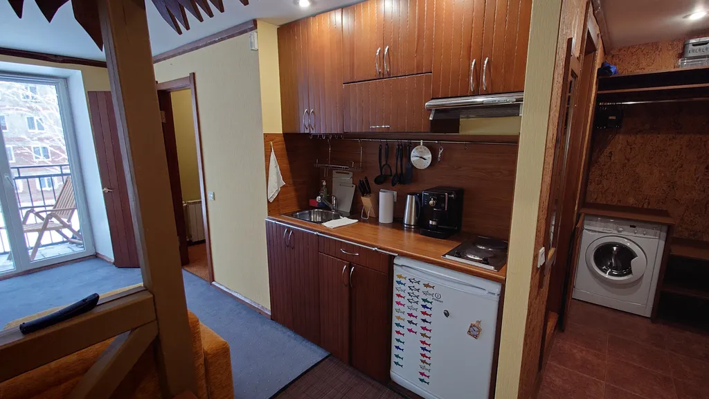 Студия 2 комнаты. 
5 спальных мест. В центре посёлка.