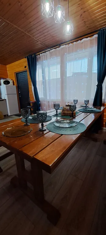 Домик у пруда с тёплым бассейном