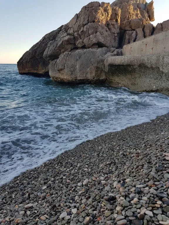 Студия с видом на море диваном и балконом