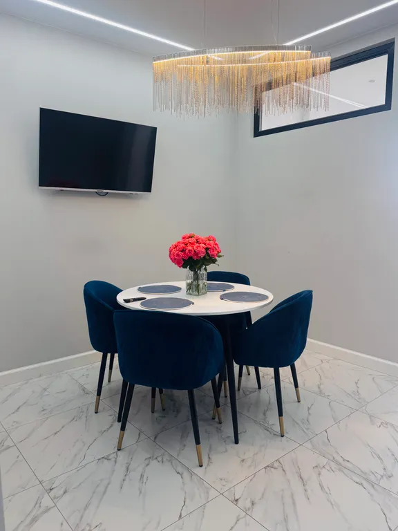 Двухкомнатная квартира с столовой на набережной с видом на Дон