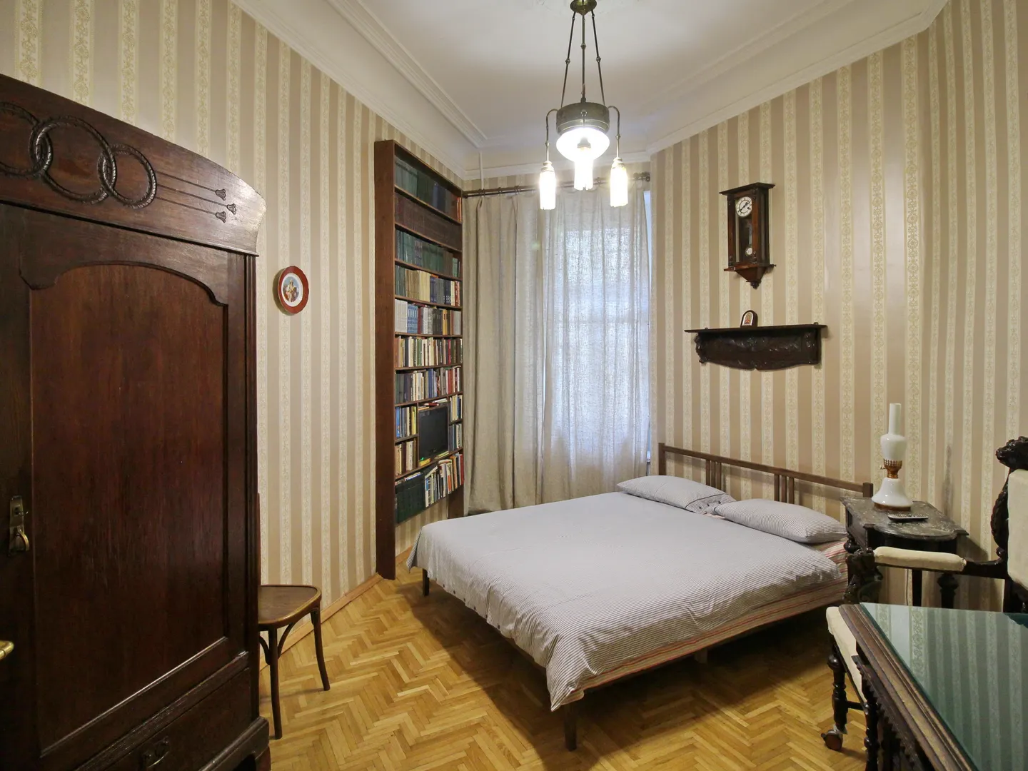 Всё как было в начале 20-го века. Кроме кровати конечно, ширина которой 160 см.