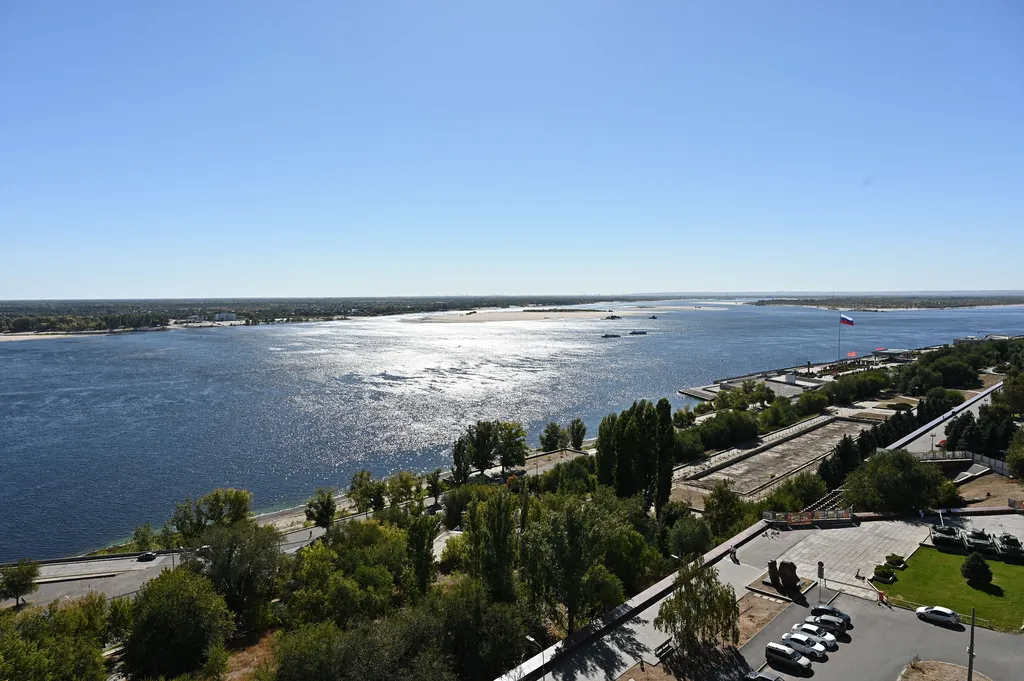 Жизнь с видом реку: огромная лоджия с панорамным остеклением в пол!