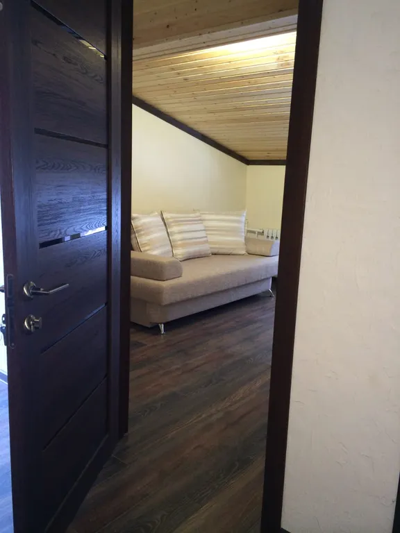 Уютная квартира на мансардном этаже с видом на горнолыжный склон, лес