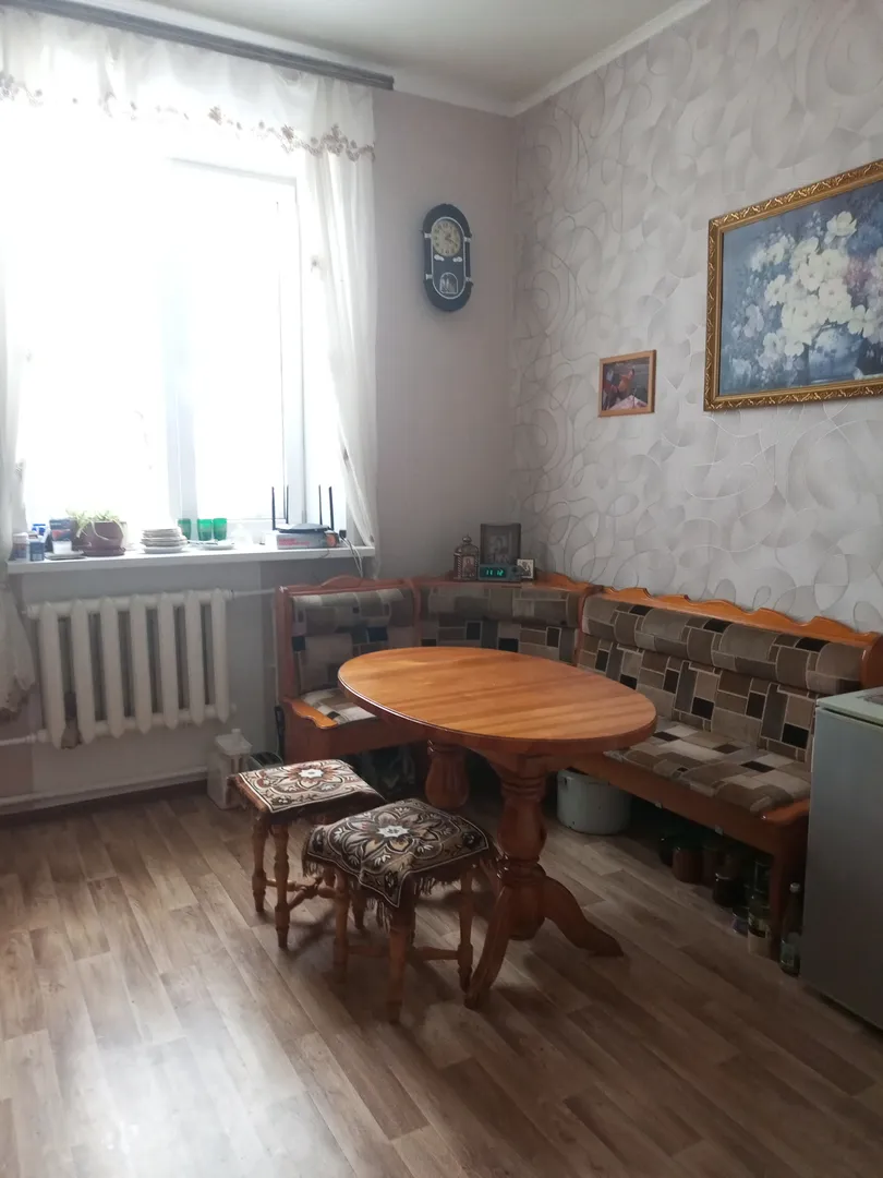 Та же комната